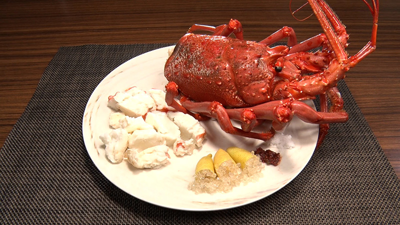 焼きイセエビをフィンガーライムとピパーチで