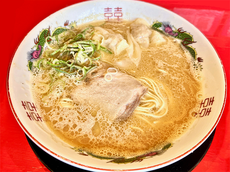 博多の豚骨ワンタン麵
