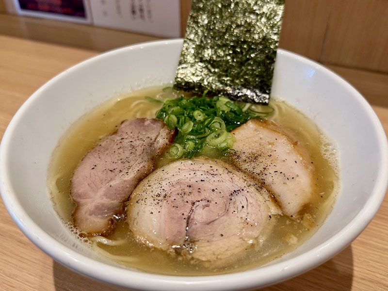 三つ巴チャーシュー塩ラーメン
